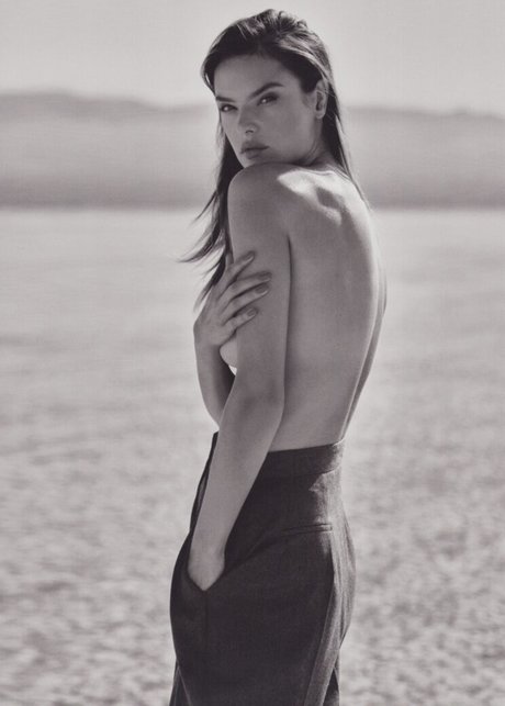 Alessandra Ambrosio modelo desnuda galería