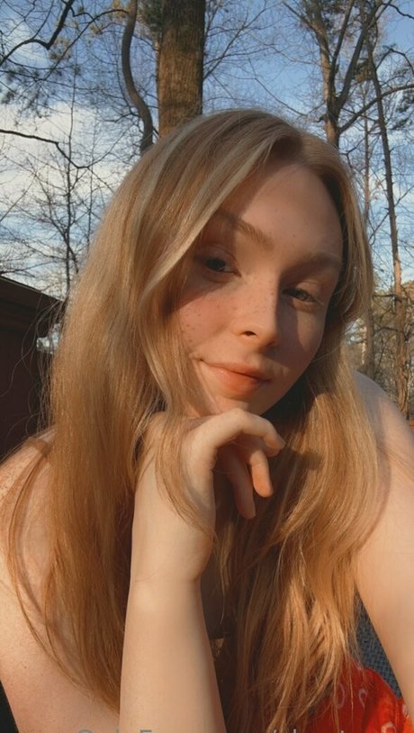 Shy Trans modelo gratis imagen