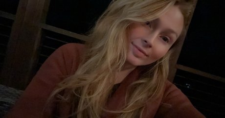 Shy Trans actriz adulta galería