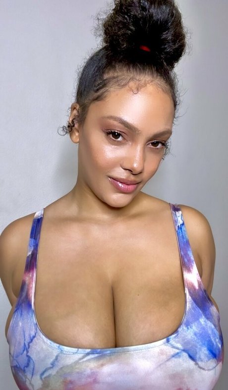 famousaria actriz libre fotos