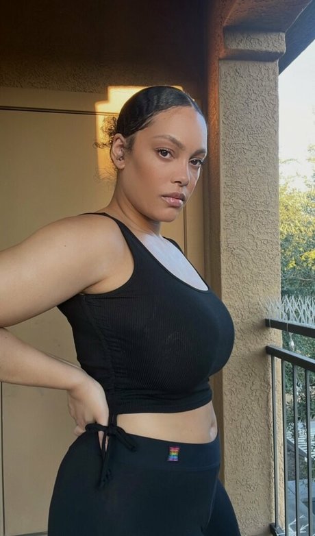 famousaria estrella porno hermosa imagen