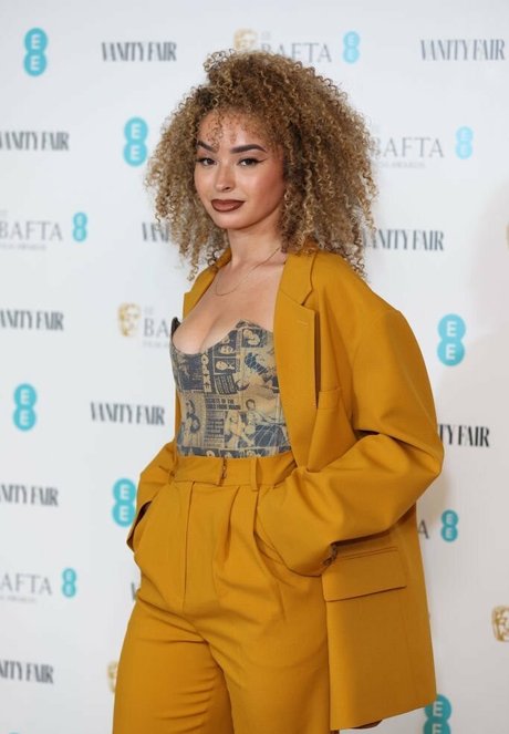 Ella Eyre Miniature