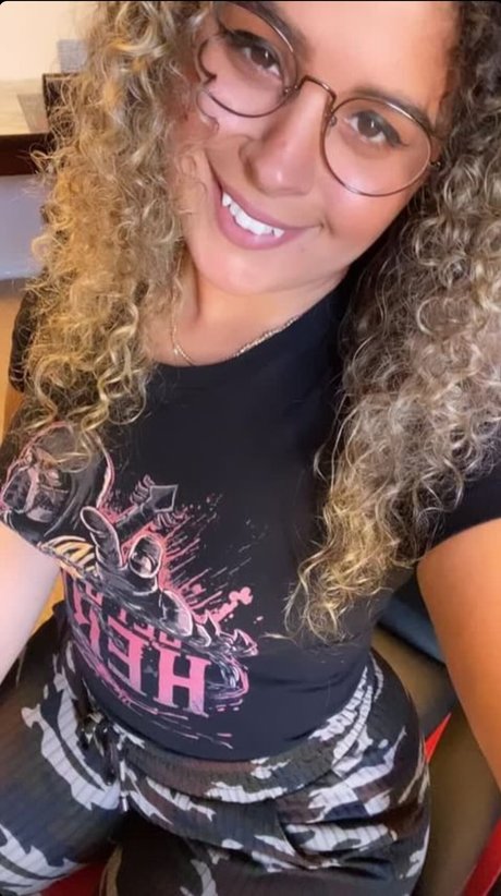 JustYeliz étoile érotique img