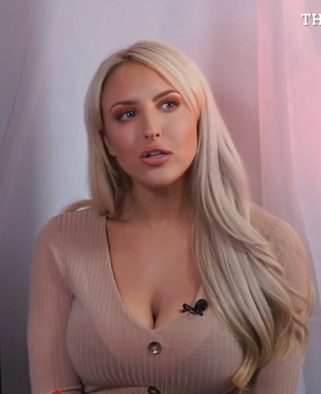 Emma Jones modelo atractivo imágenes