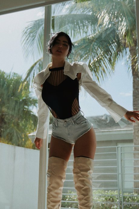 Ariana James estrella del arte galería