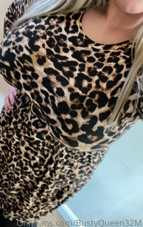 BustyQueen32M modèle sympa galeries