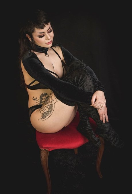 Synthia Valentine estrella bonita foto