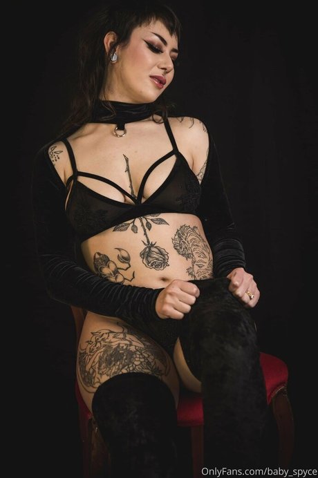 Synthia Valentine modèles nus images