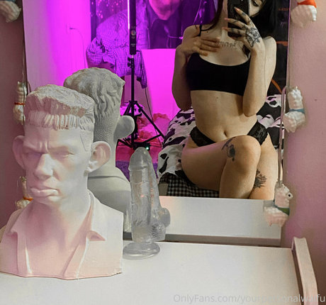 Your Waifu actriz atractiva fotos