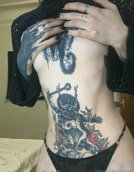 Draken lady modelo desnuda foto