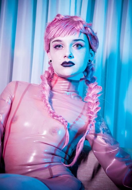 Poisonne modèle chaud img