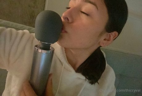 ThiccyVal hermosa actriz galerías