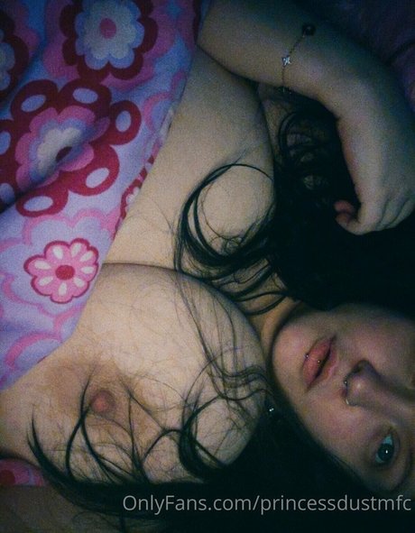 Princess Dust star du porno en haute qualité photo
