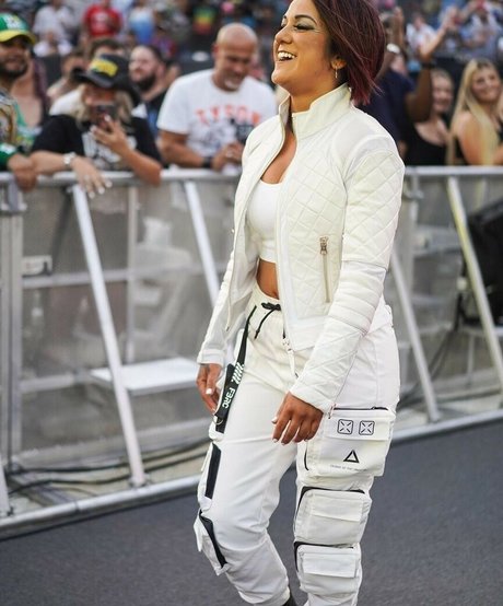 Bayley modèle joli archive