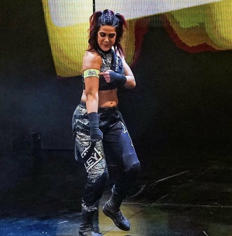 Bayley modelo erótico archivo