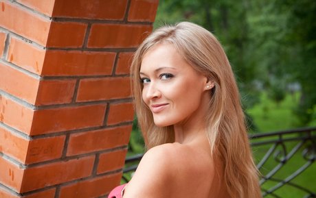 FemJoy bonita estrella porno galería