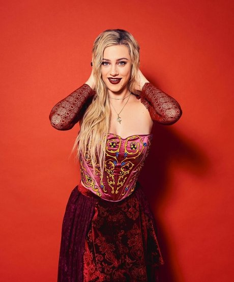 Lili Reinhart mejor estrella porno imágenes