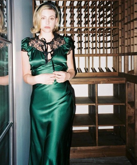 Lili Reinhart modelo exclusivo foto