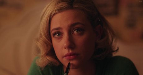 Lili Reinhart modelo desnudo imágenes