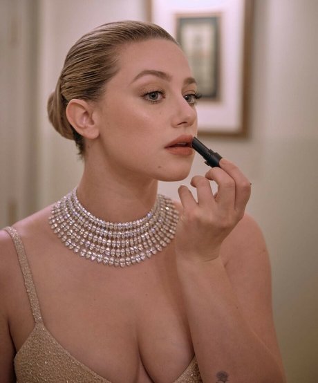 Lili Reinhart estrella porno desnuda galerías