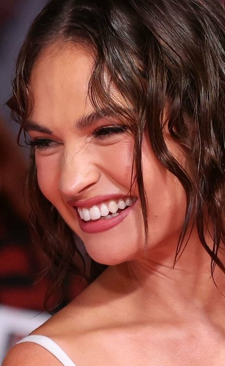 Lily James modèle magnifique archive