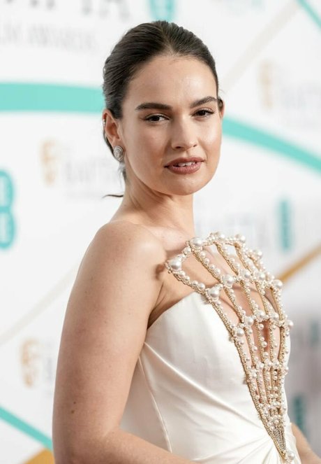 Lily James modelo desnuda imágenes