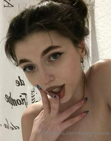 TeenyMouse modelo desnuda foto