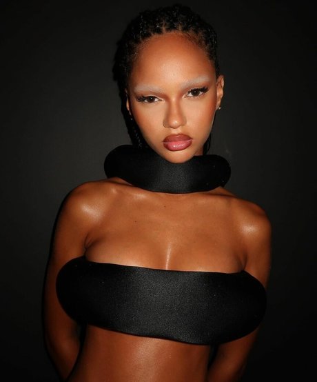 Juliana Nalu modelo erótico foto