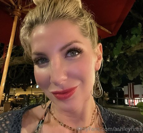 Ashley Fires modelo agradable imágenes
