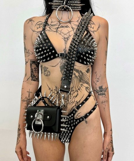 DeathbyRomy modèle pornographique photo