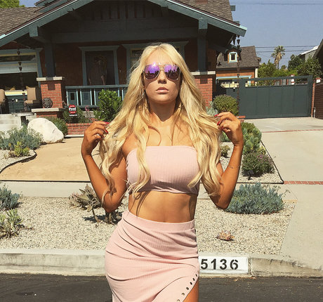 Nikkita Lyons haut modèle galeries