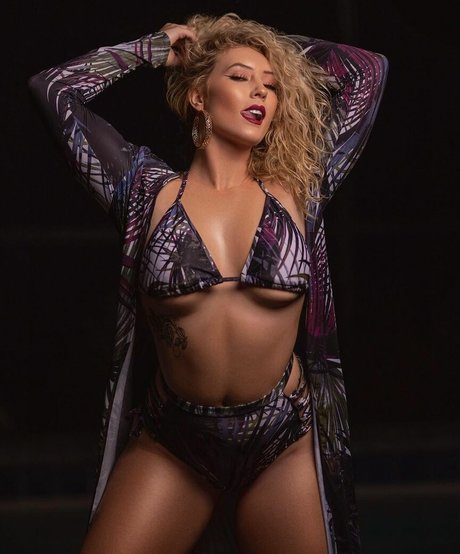 Nikkita Lyons modèle pornographique images