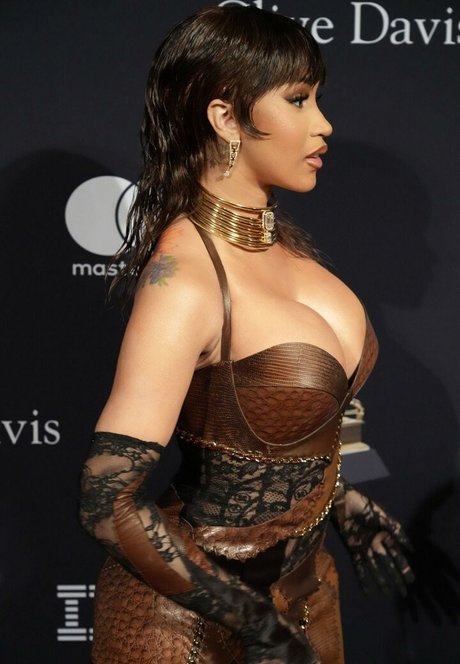 Cardi B modèle porno des photos