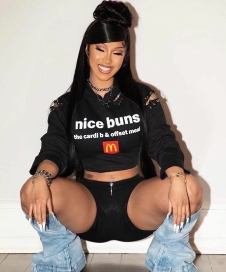 Cardi B modèle nu collection