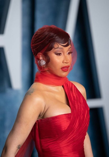 Cardi B sexo modelo galería