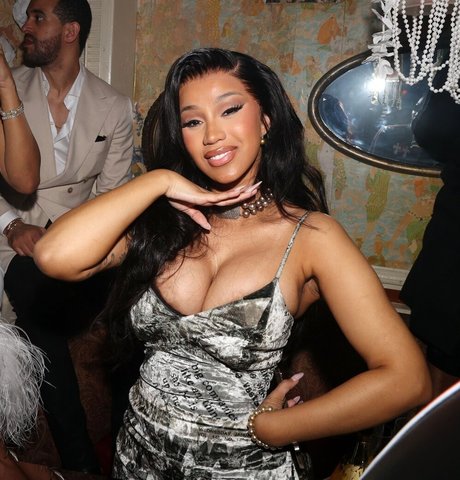 Cardi B modelo desnudo fotos
