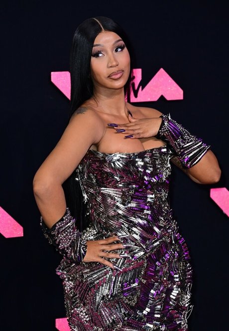 Cardi B estrella pornografica imágenes