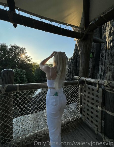valeryjonesvip jolie star du porno image