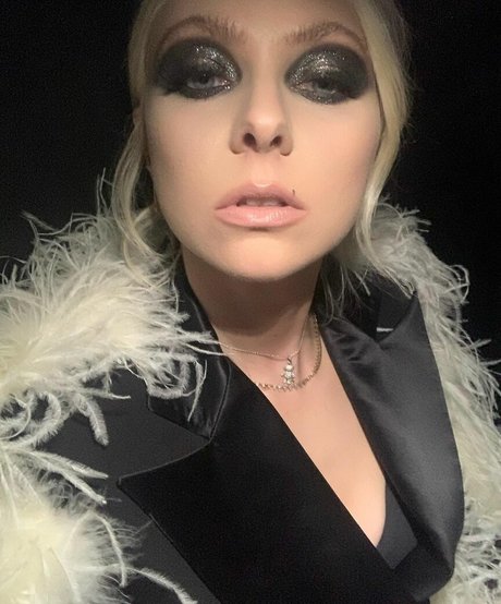 Taylor Momsen actriz adulta recopilación