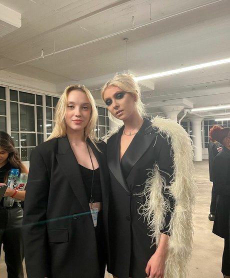 Taylor Momsen modelo sexual fotos