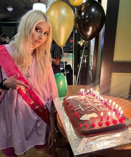 Taylor Momsen jolie star du porno collection