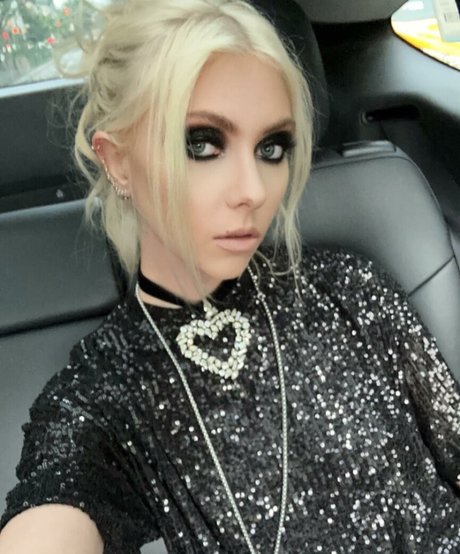 Taylor Momsen art star du porno photo