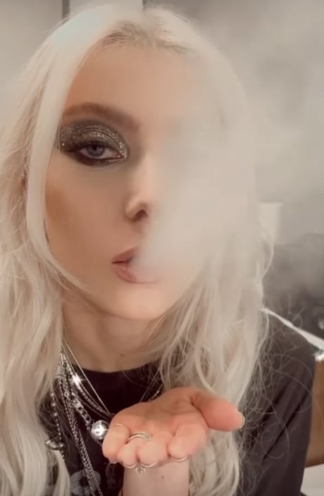 Taylor Momsen buena estrella porno imágenes