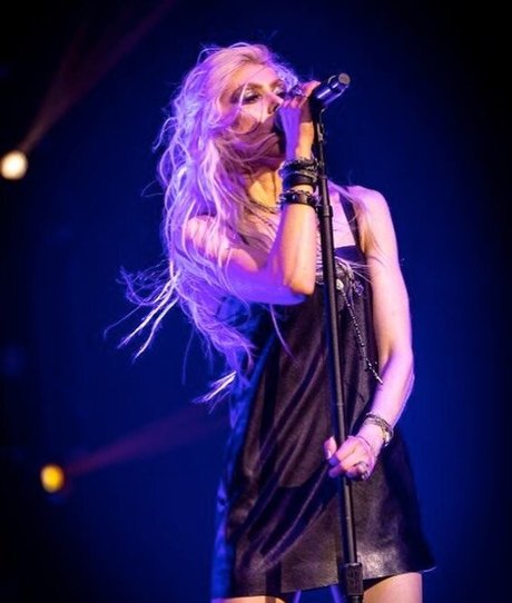 Taylor Momsen buena estrella porno foto