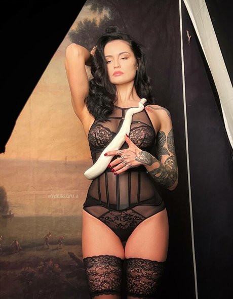 Anastasia Vvedenskaya modelo desnuda imagen