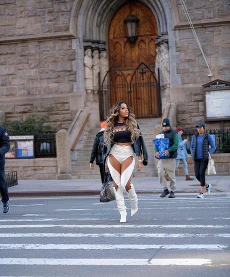 Angela Simmons modèle xxx archive