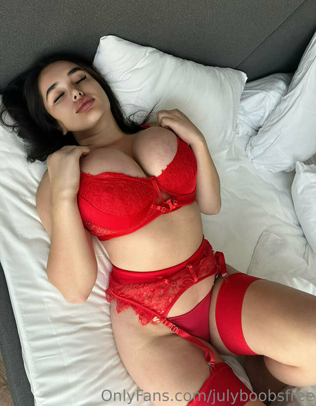 julyboobsfree modelo desnuda archivo