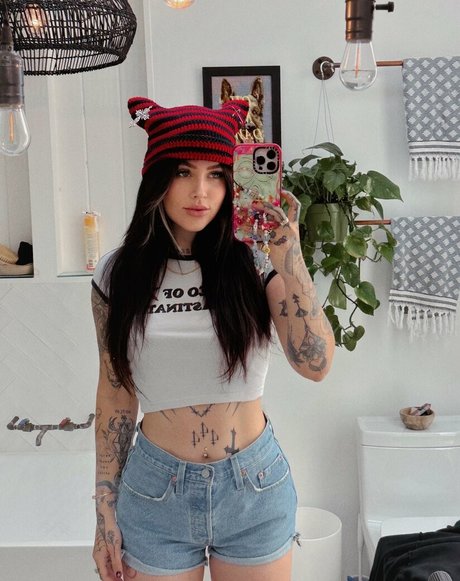 latina aux formes généreuses onlyfans érotique chaud photo