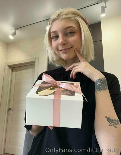 Lit1le Kitty_ modelo hermosa foto