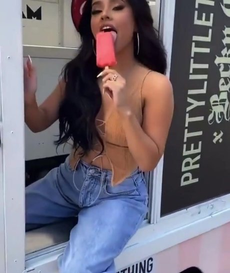 Becky G modelo adulto imágenes